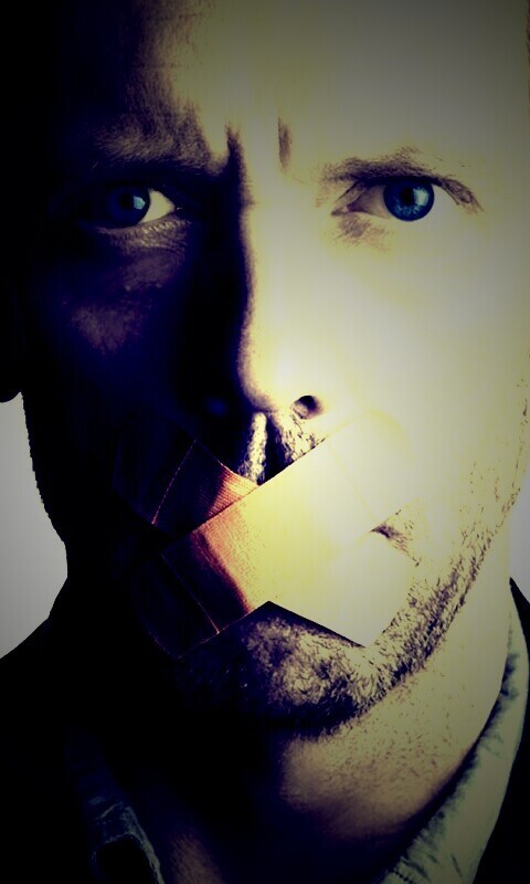 Хаус с пластырем на рту обои