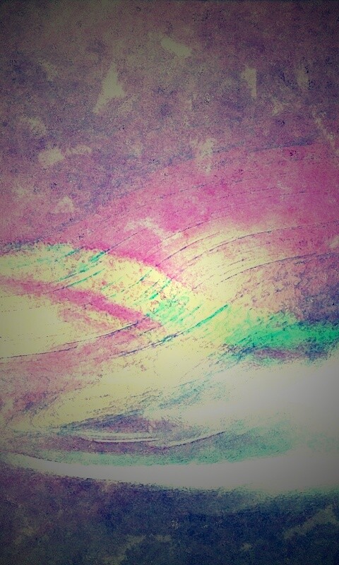 Радужные волны на нежно-фиолетовом фоне обои