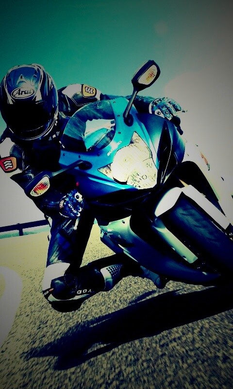 Мотоциклист на повороте обои