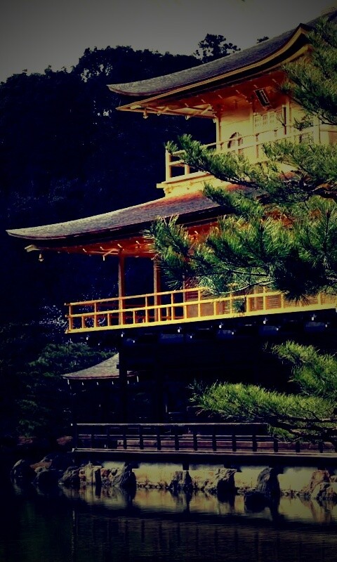 Пагода на берегу озера обои