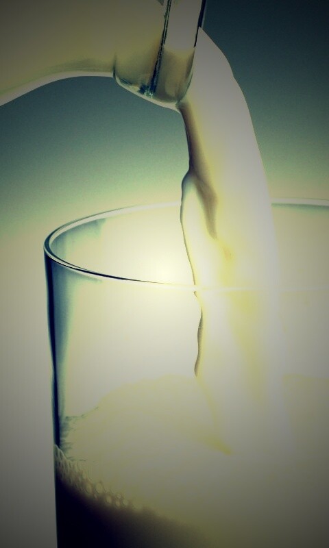 Молоко наливают в стакан обои