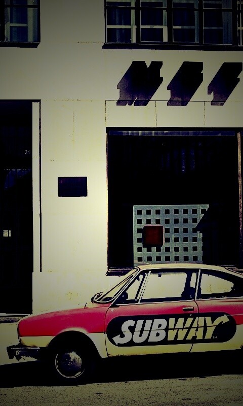 Реклама Subway на машине в Праге обои