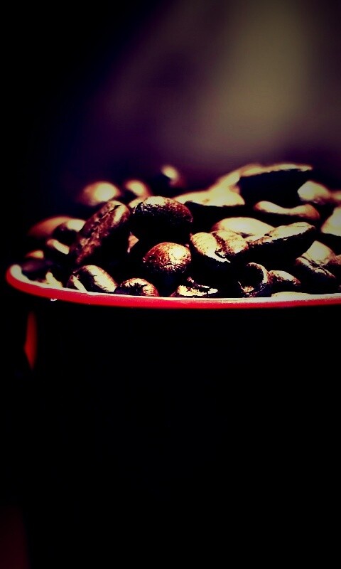 Полная кружка кофейных зёрен обои