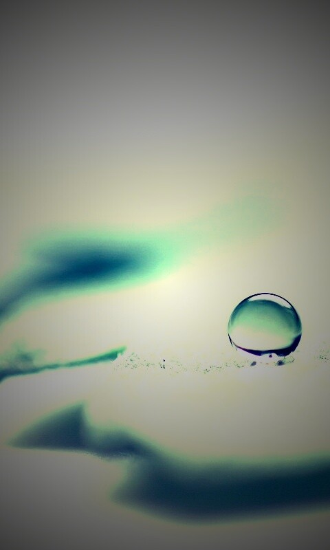 Капля на замёрзжем листе обои