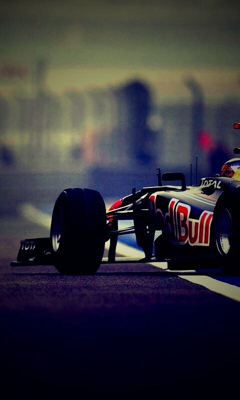 Болид выезжает на трассу обои