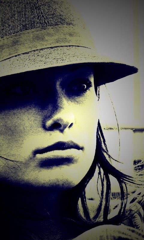 Оливия Уайлд в шикарной шляпе обои