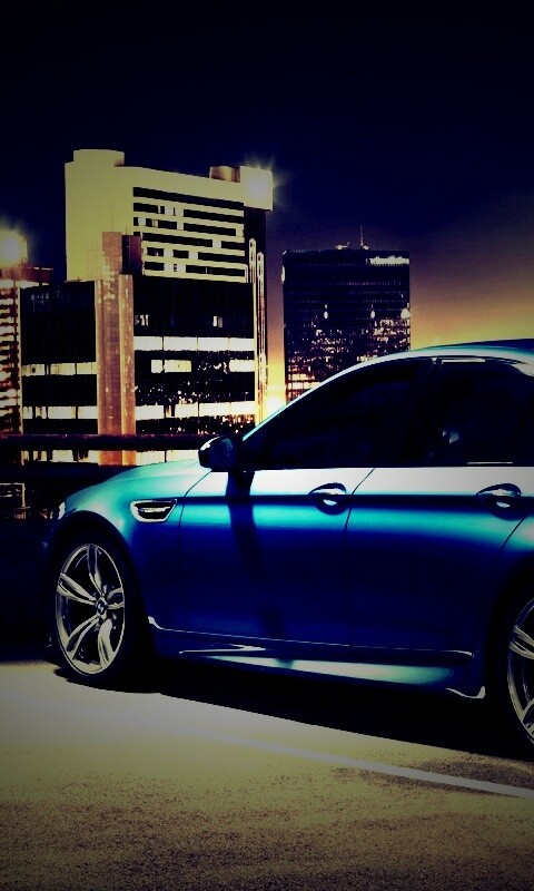 BMW F10 на городской парковке обои