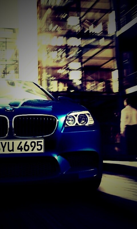 BMW покоряет городскую улицу обои