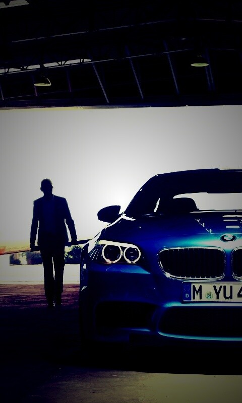 BMW F10 в ангаре обои