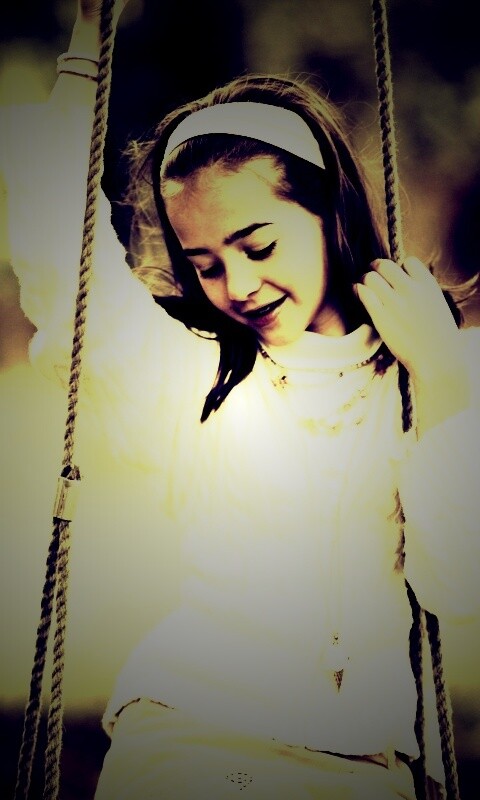 Девочка на качелях обои