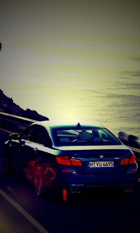 BMW F10 на горной дороге  обои