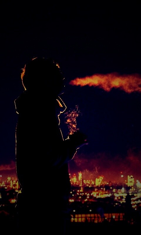 Курящий на крыше парень обои