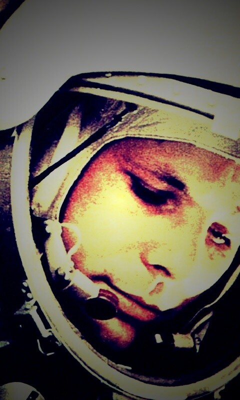 Юрий Гагарин в скафандре обои