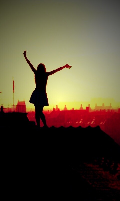 Девушка на крыше обои