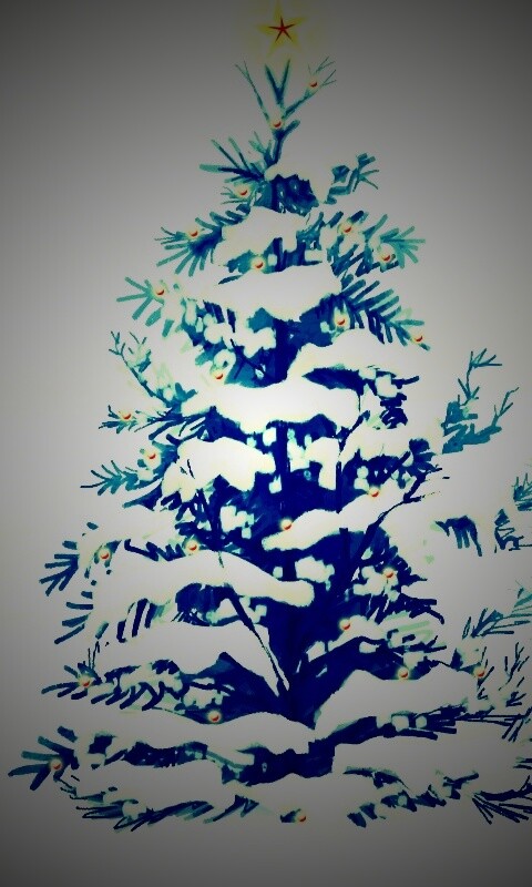 Украшенная ёлочка в лесу обои