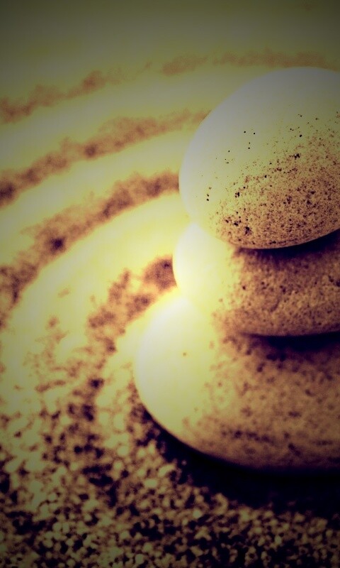 Пирамидка в саду камней обои