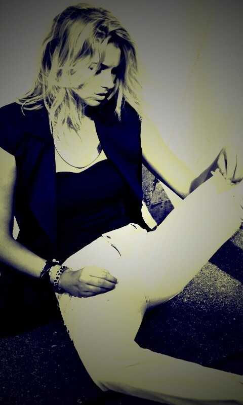 Девушка у стены обои