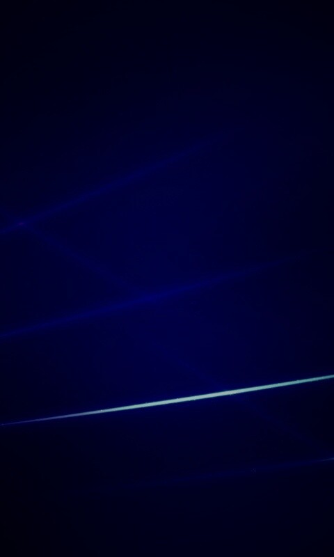 Лучи света на фиолетовом фоне обои