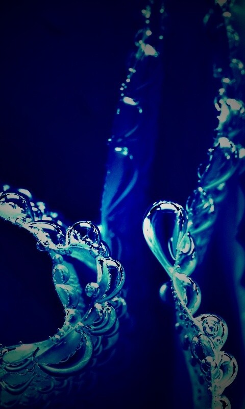 Капельки росы на синих лепестках обои