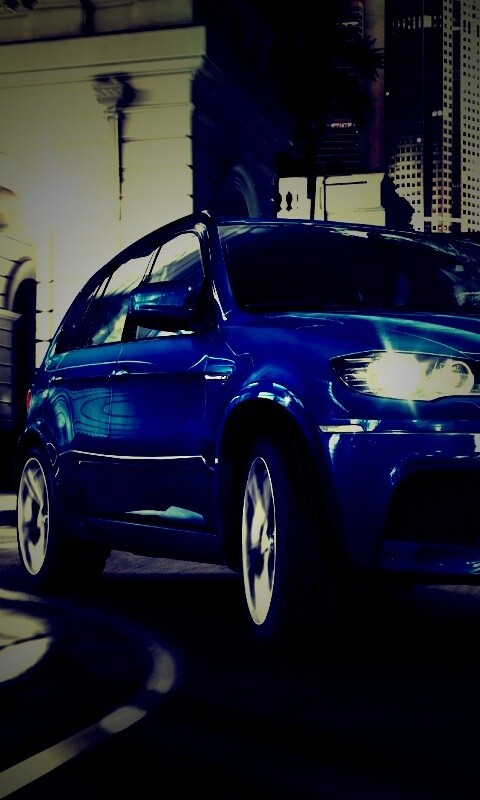 Синий кроссовер BMW обои