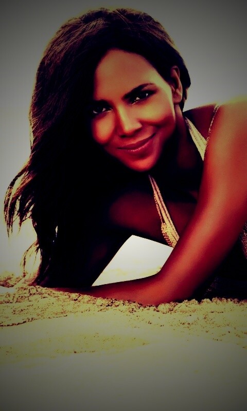 Холли Берри на пляже обои