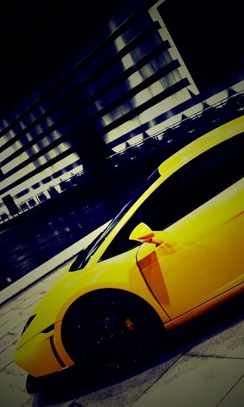 Желтая ламборджини в автосалоне обои