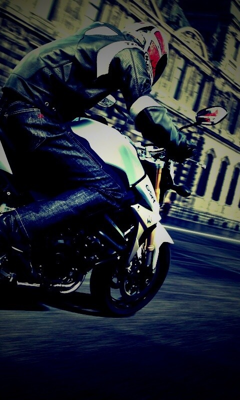 Мотоциклист мчится по городу обои