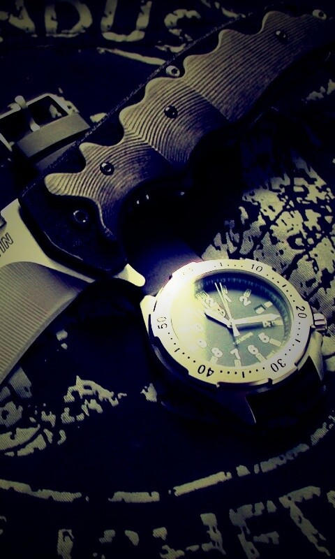 Солдатские часы и нож обои