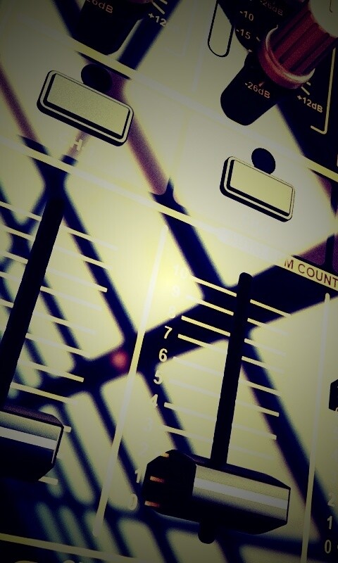 Пульт диджея и отражение на нем обои