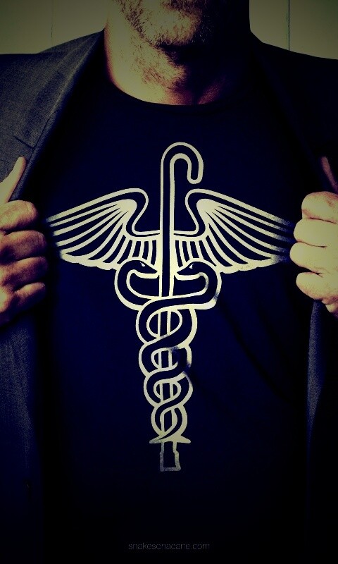 Футболка со змеями и тростью обои