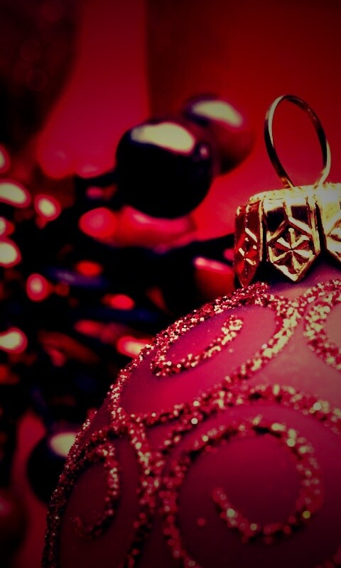 Красная ёлочная игрушка обои