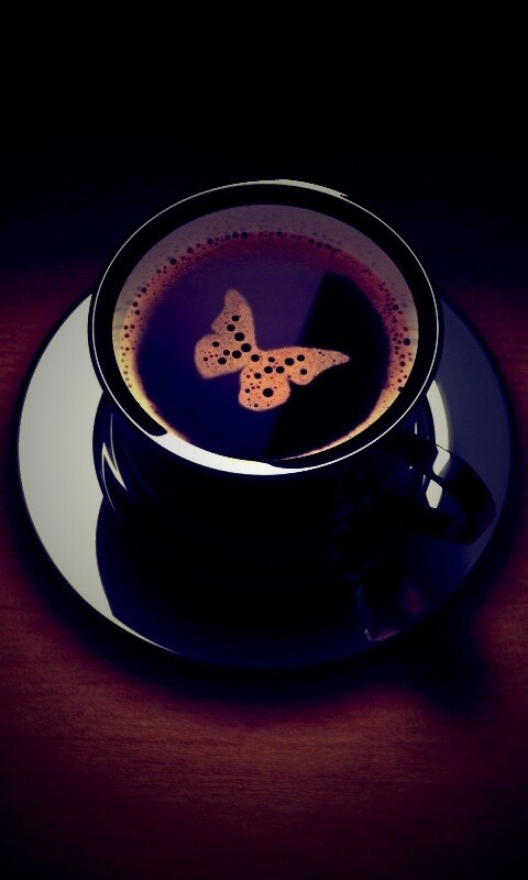 Чашка кофе с пенкой в форме бабочки обои