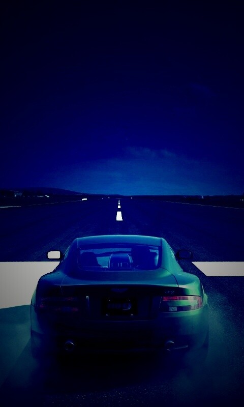 Aston на взлетной полосе обои