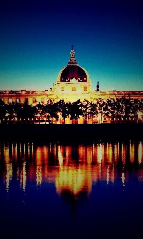 Отражение набережной обои