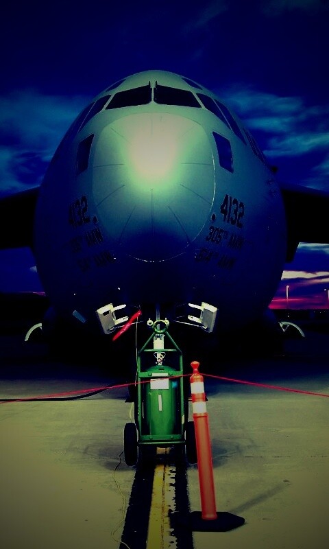 Самолет на взлетной полосе обои