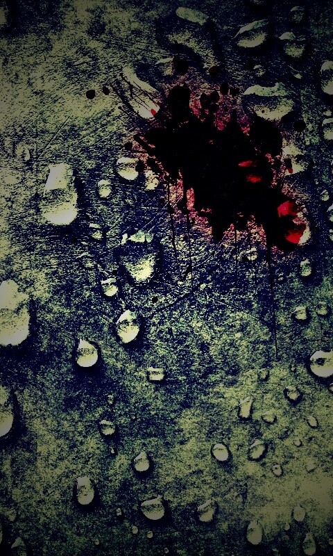 Кровавое пятно и капли воды обои