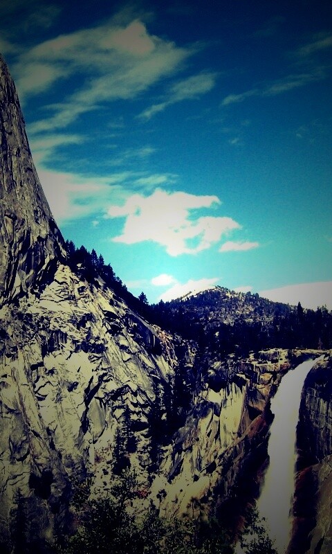 Скалы и водопад обои