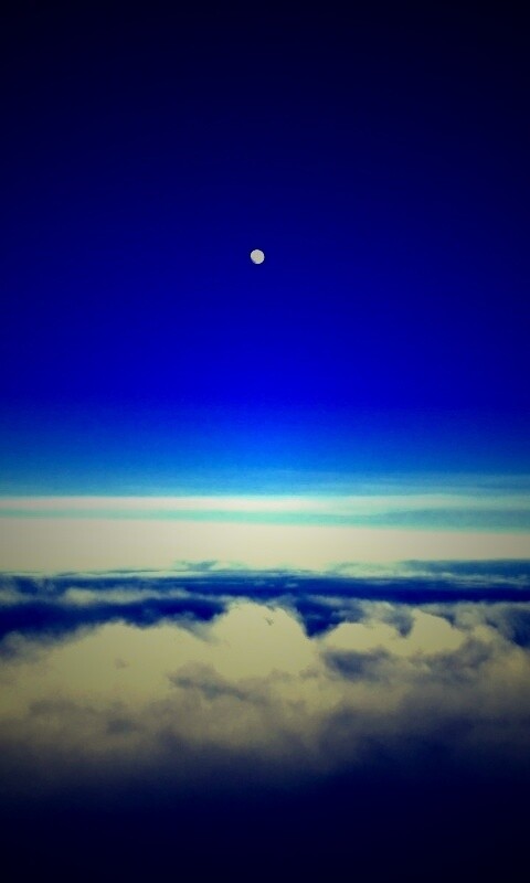Одинокая луна над облаками обои