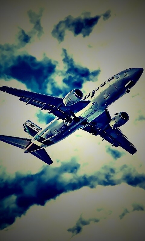 Самолет гражданской авиации в небе обои