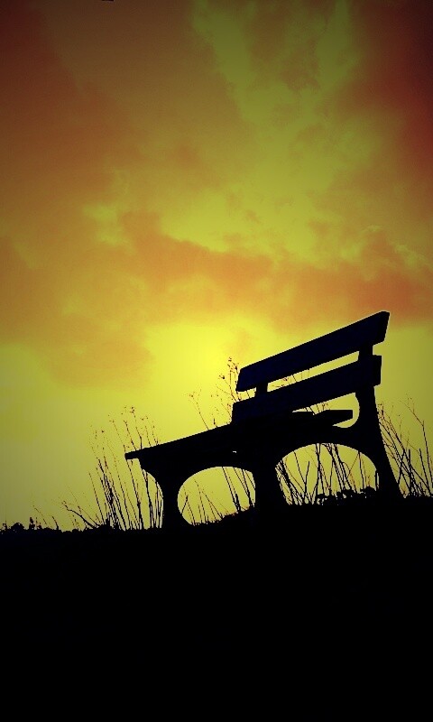 Силуэт скамейки на фоне неба обои