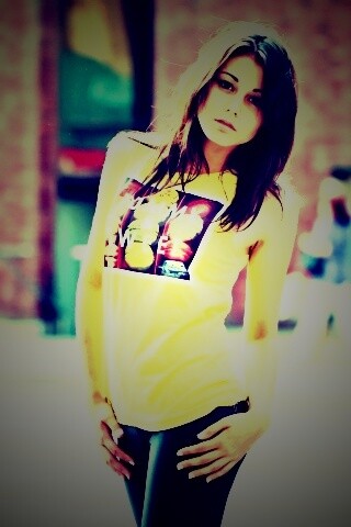 Молодая девушка в городе обои