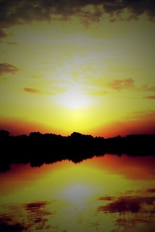 Закат отражается в озере обои