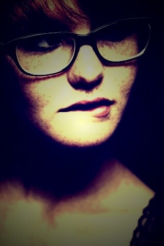 Рыженькая кусает губу обои