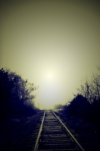 Железная дорога уходит в туман обои