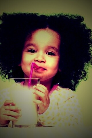 Девочка пьет молоко обои