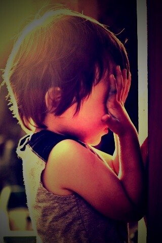 Малыш играет в прятки обои