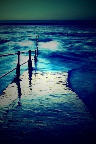 Пирс уходящий в море обои