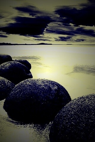 Круглые камни на берегу обои