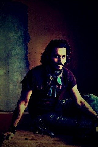 Джонни Депп на столе обои