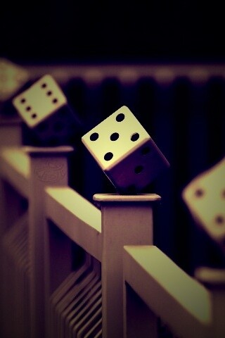 Игральные кости украшающие перила обои